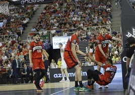 Rubén Guerrero y Agustín Ubal ayudan a levantarse a Gian Clavell en presencia de Edgar Vicedo, los jugadores del Covirán estarán en pie de guerra frente al Girona.