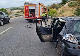 Hasta el lugar se desplazaron los bomberos de Martos y el resto de equipos sanitarios.