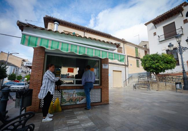 Vecinos comprando a primera hora de la mañana.