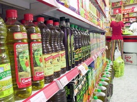 Carrefour lanza un 3x2 en aceite de oliva virgen que deja el precio por el suelo.