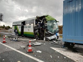 Así ha quedado el autobús que ha chocado con un camión en la A-92 en Granada