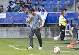 Rubi pensativo durante el partido contra el Oviedo