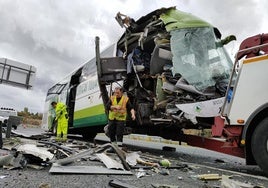 Lugar donde se ha producido el accidente con el autobús destrozado.