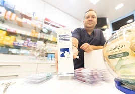 Un farmacéutico sostiene una caja de cloretilo.