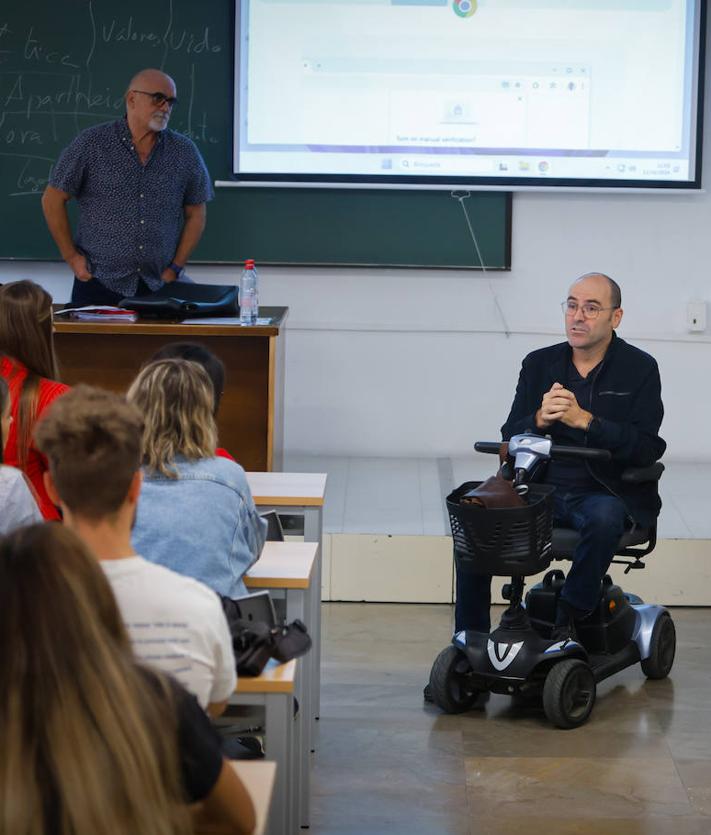 Imagen secundaria 2 - El profesor, en el hall de la facultad, los pasillos y el aula. 