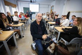 El profesor Daniel Martín, en una de las aulas de la Facultad de Ciencias de la Educación, en Cartuja.