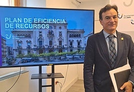 El alcalde de la capital, Agustín González, tras la rueda de prensa.