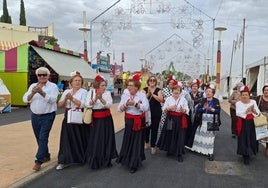 Un grupo de amigos se pasea por el recinto ferial.