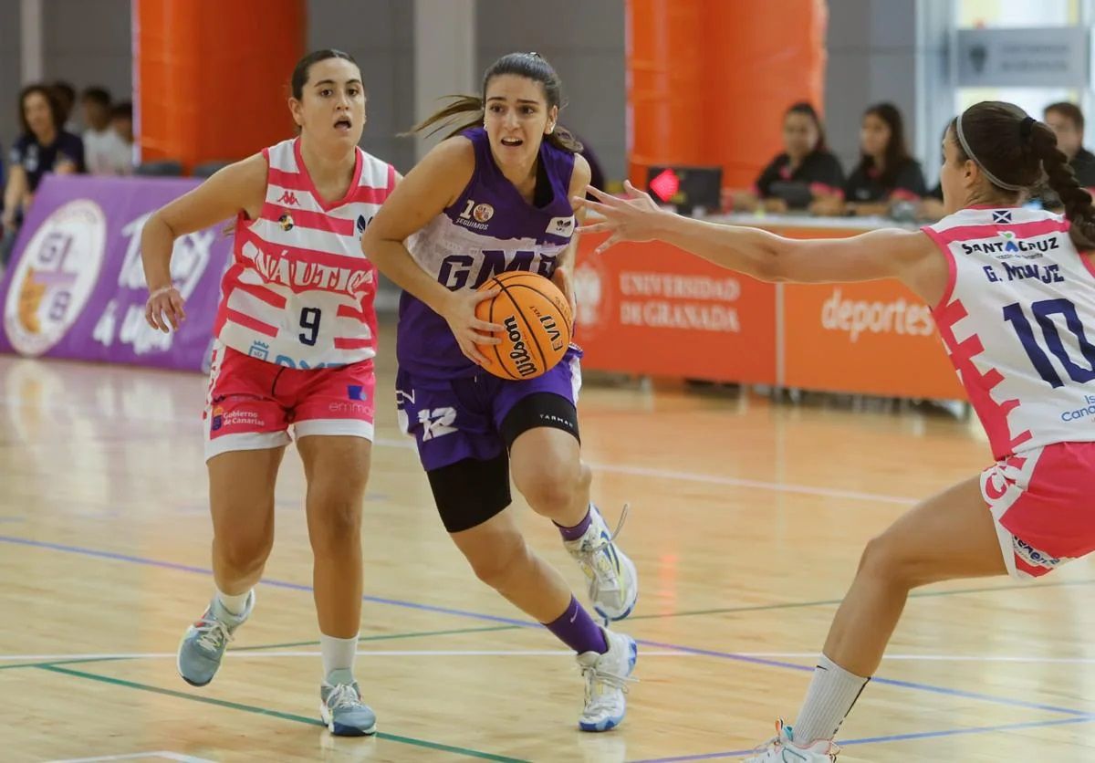 Alba Vigo busca el aro en el partido ante el Náutico de Tenerife.