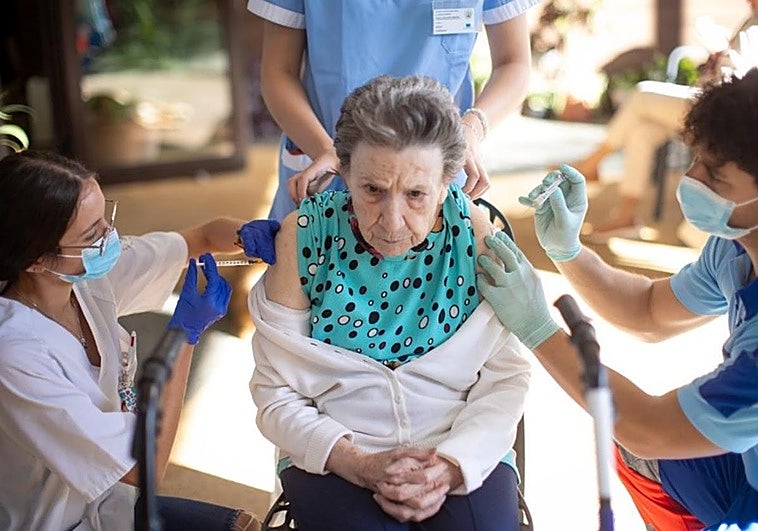 Esta imagen pertenece a una información publicada en este periódico el pasado jueves en la que se daba cuenta del inicio de la campaña de vacunación contra la gripe.