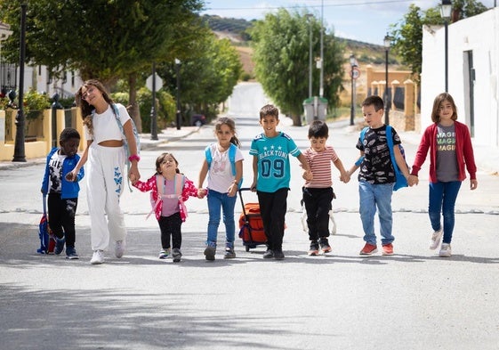 Niños de Gobernador de camino al colegio