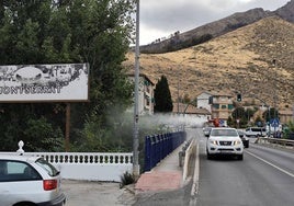 La empresa Athisa fumigando este sábado en Pinos Puente.