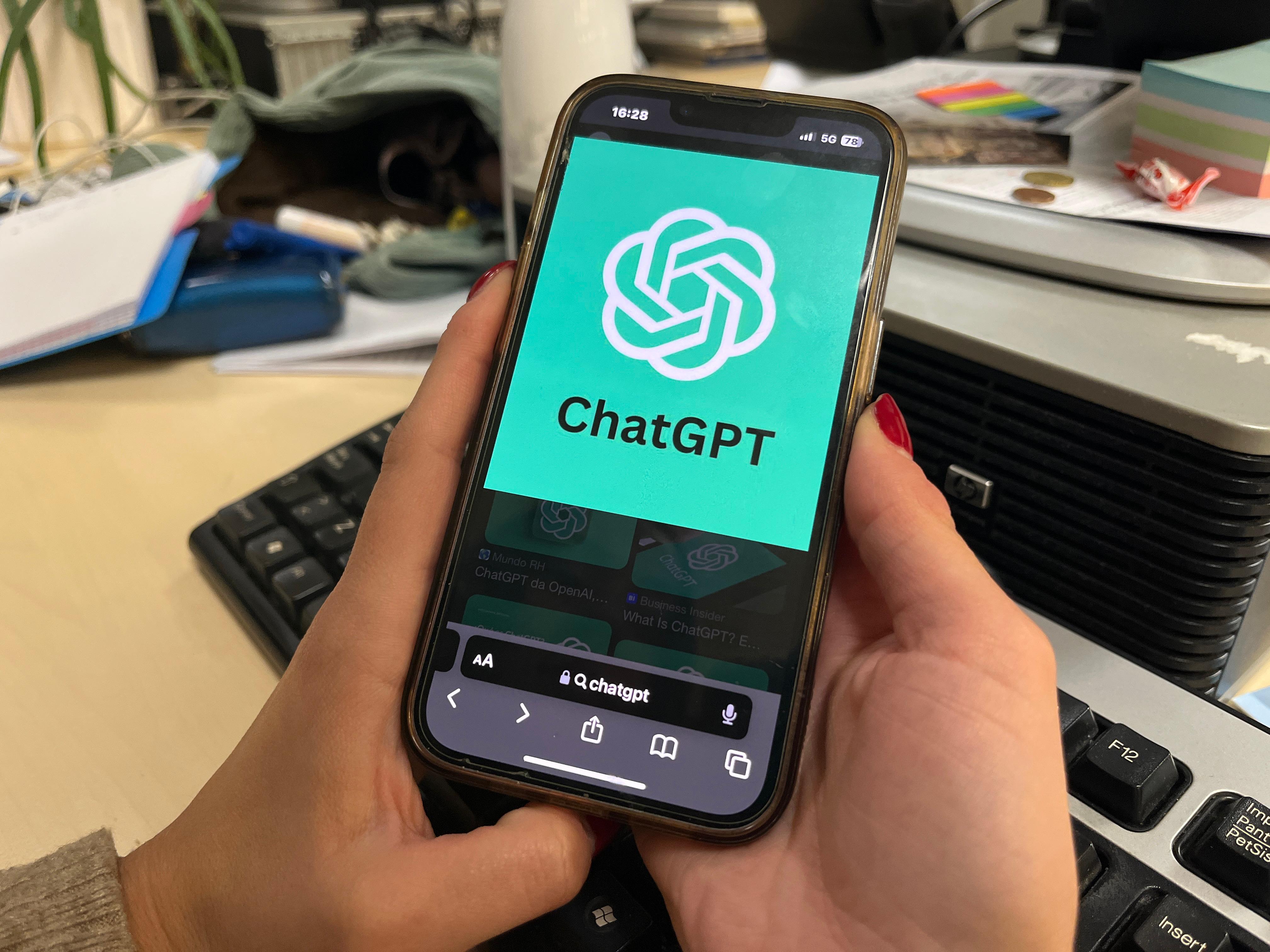 Una joven abre una aplicación de inteligencia artificial generativa.