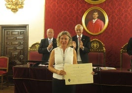 Gracia Morales, tras recibir medalla y diploma.