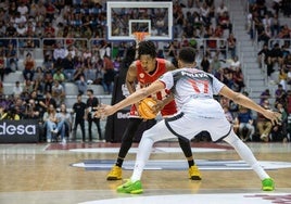 Amine Noua (17) defiende a Yves Pons, del Básquet Girona.