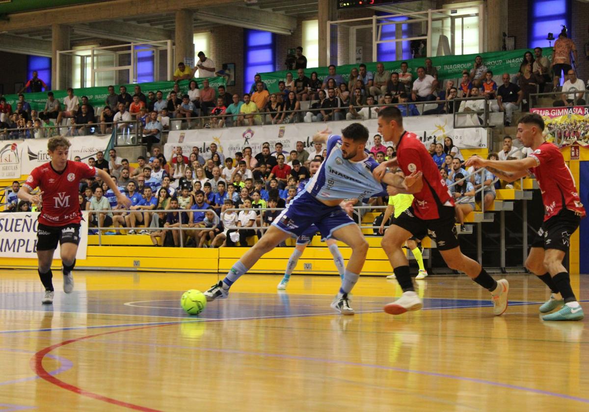 Cola aguanta el balón en las cercanías de la porteria de Martorell.