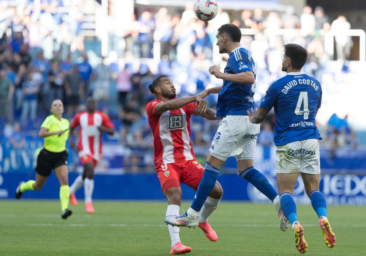 Dani Calvo, con Luis Suárez tratando de frenarle, remata una acción a balón parado.