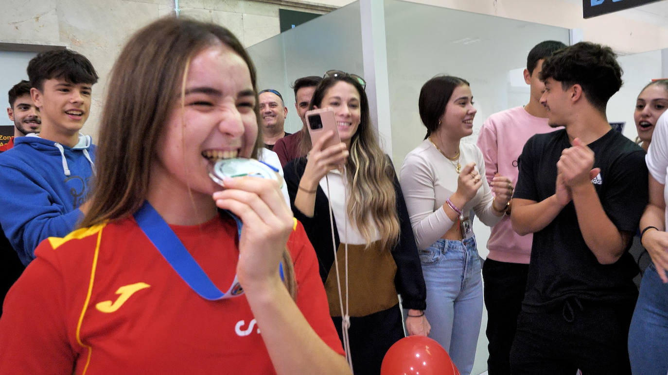 Abril Angulo muerde la medalla de plata mundialista.