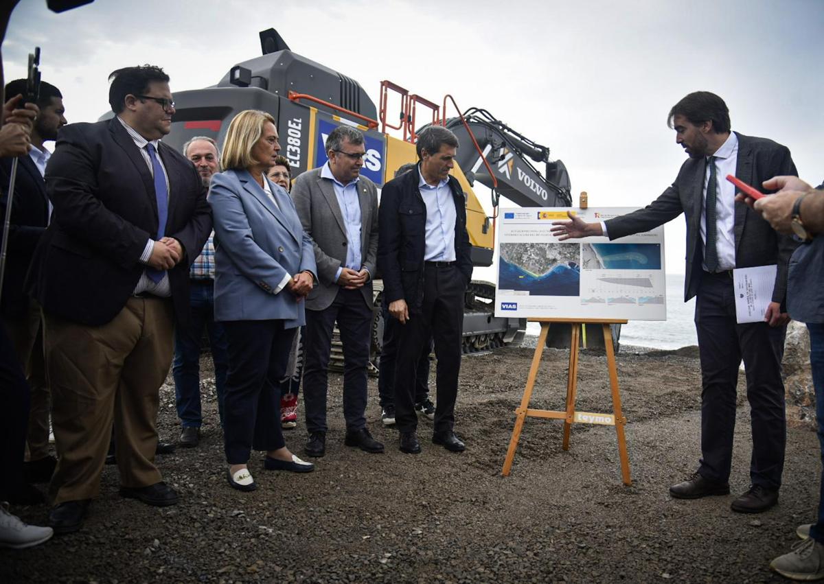 Imagen secundaria 1 - Colocación de la primera piedra en las obras del espigón de Playa Granada.