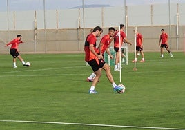 Ignasi Miquel juega un balón con el pie derecho durante el entrenamiento de este martes.