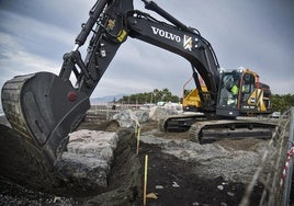 Colocación de la primera piedra en el espigón de Playa Granada.