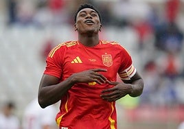 Samu Omorodion sonríe tras uno de sus cuatro goles a Malta.