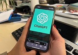 Una joven abre una aplicación de inteligencia artificial generativa.