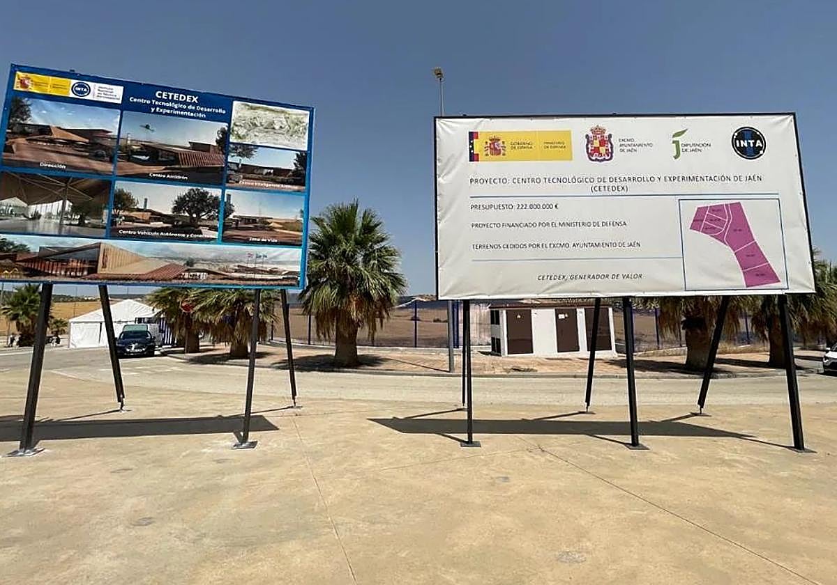 Carteles alusivos al Cetedex, junto a los terrenos donde se construirá.