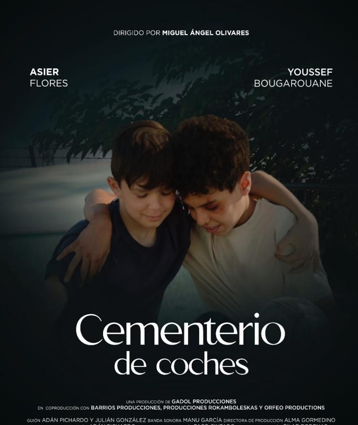 Imagen secundaria 2 - Marta y Fernando, en el estudio de Barrios; rodaje y cartel de 'Cementerio de coches'. 