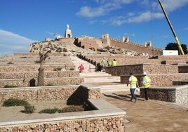 Obras en el Cerro de San Cristóbal, con la imagen del Sagrado Corazón en la cúspide.