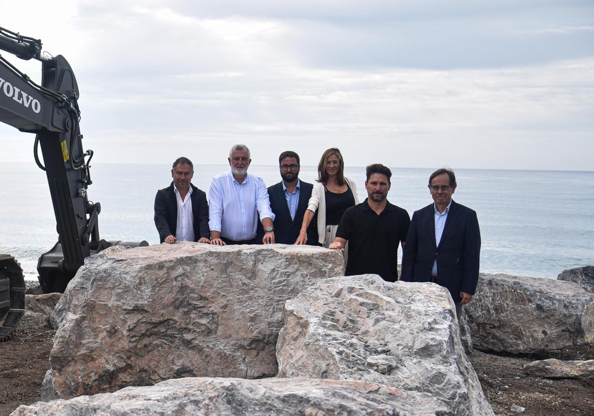 Margarita Valdivia posa junto a los empresarios con las rocas para el espigón.