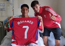 Mohamed recibe una camiseta del Granada de parte de Juanjo Flores.