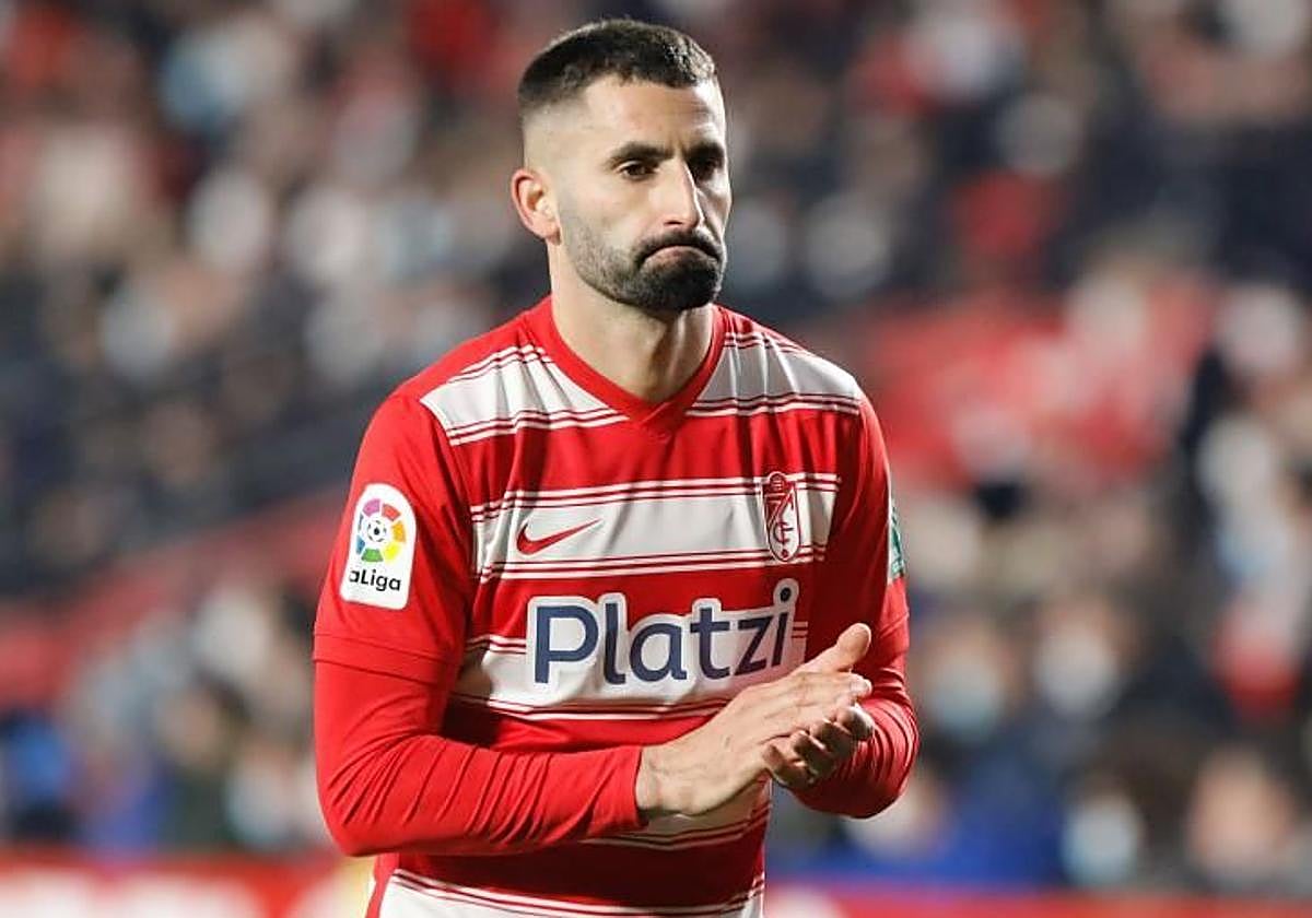 Maxime Gonalons aplaude a la afición del Granada durante un partido en 2022.