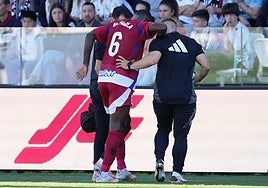 Hongla se duele de un golpe durante el partido en Burgos, el primero con Escribá.