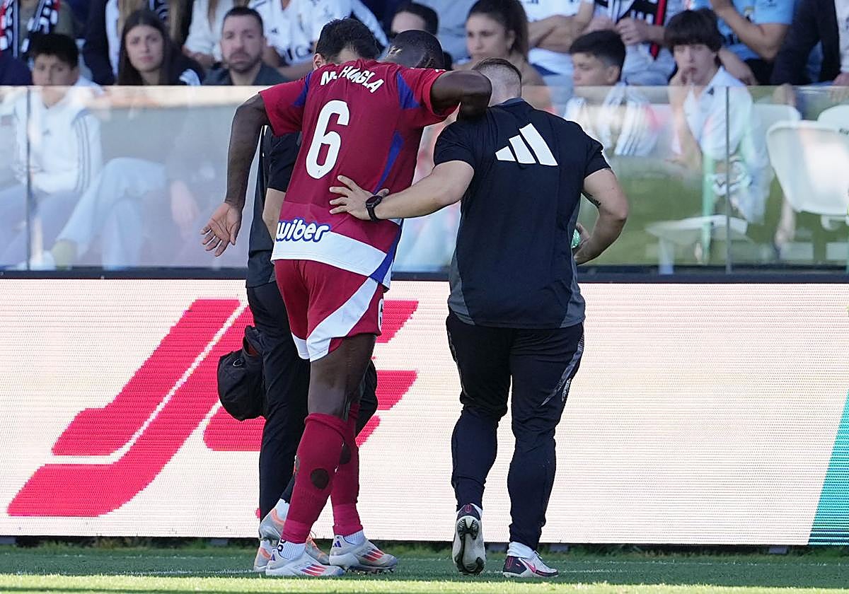 Hongla se duele de un golpe durante el partido en Burgos, el primero con Escribá.