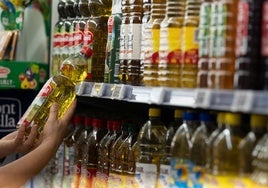 Carrefour y Carbonell lanzan una oferta en su aceite de oliva por debajo de los 7 euros el litro