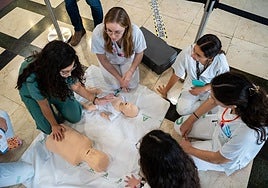 Una profesional enseña las maniobras de RCP en niños y en adultos.