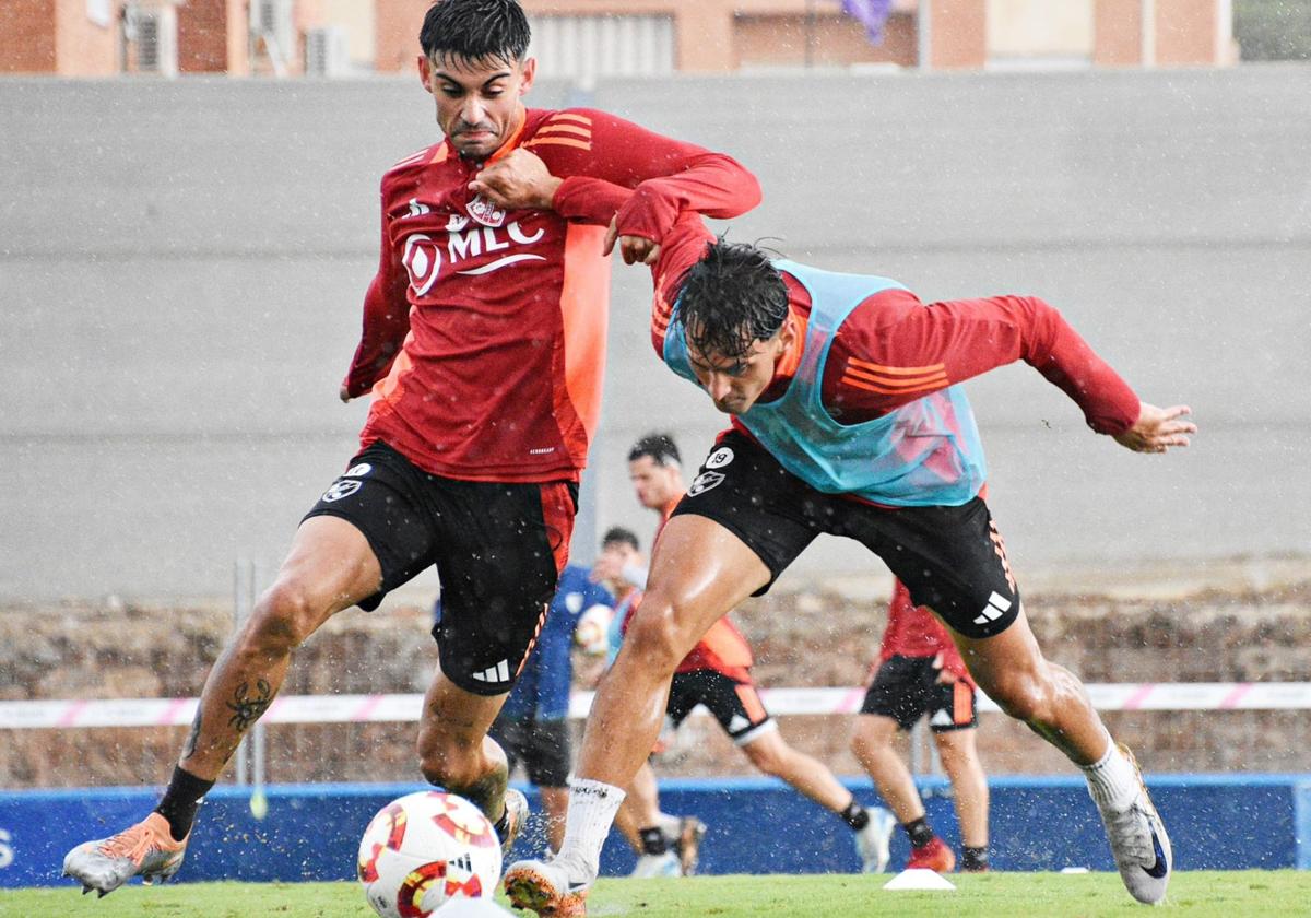 Lluvia en un intenso entrenamiento ayer sobre el césped de Linarejos.