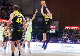 David Kramer lanza un triple frente a Nicolás Laprovittola.