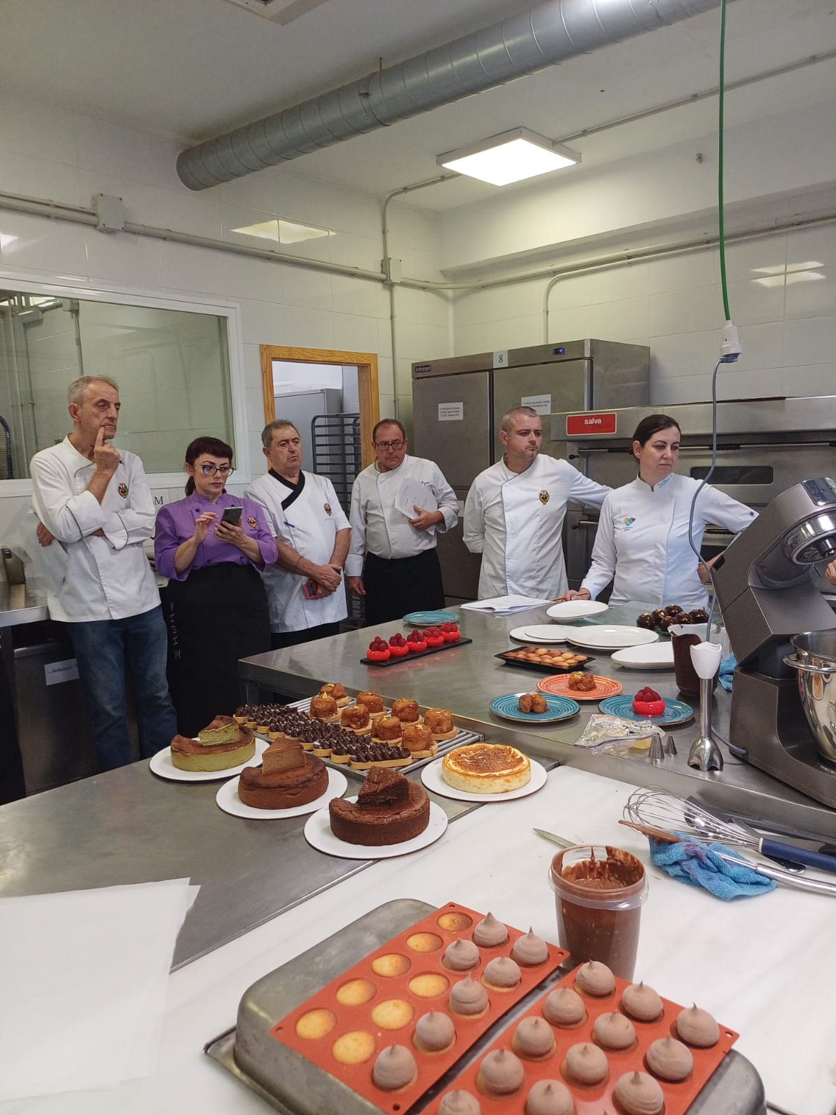 Imagen principal - Uno de los mejores maestros chocolateros del mundo imparte una &#039;masterclass&#039; en Almería