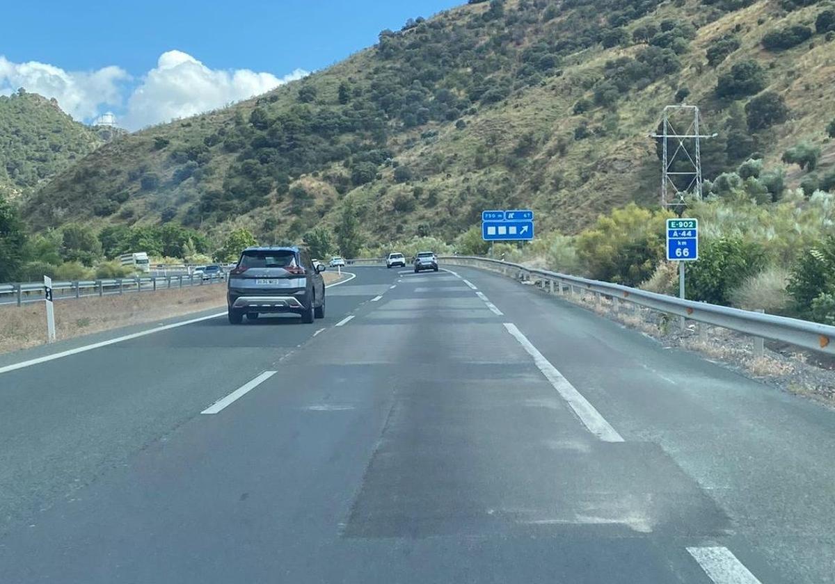 Parches en la autovía A-44, entre Jaén y el Puerto Carretero.