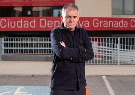 Lucas Alcaraz, director de la Ciudad Deportiva del Granada, posa delante de la entrada principal de la instalación.