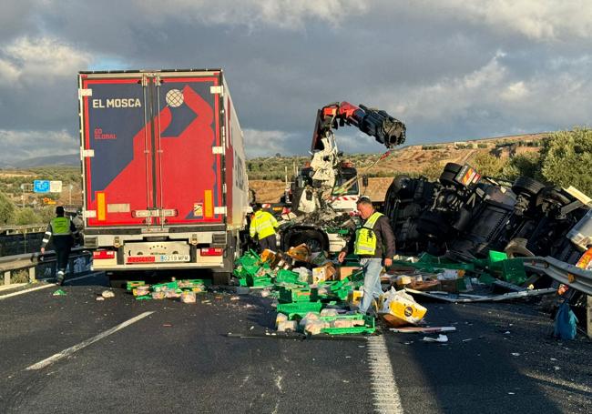 Carga desparramada por la calzada.