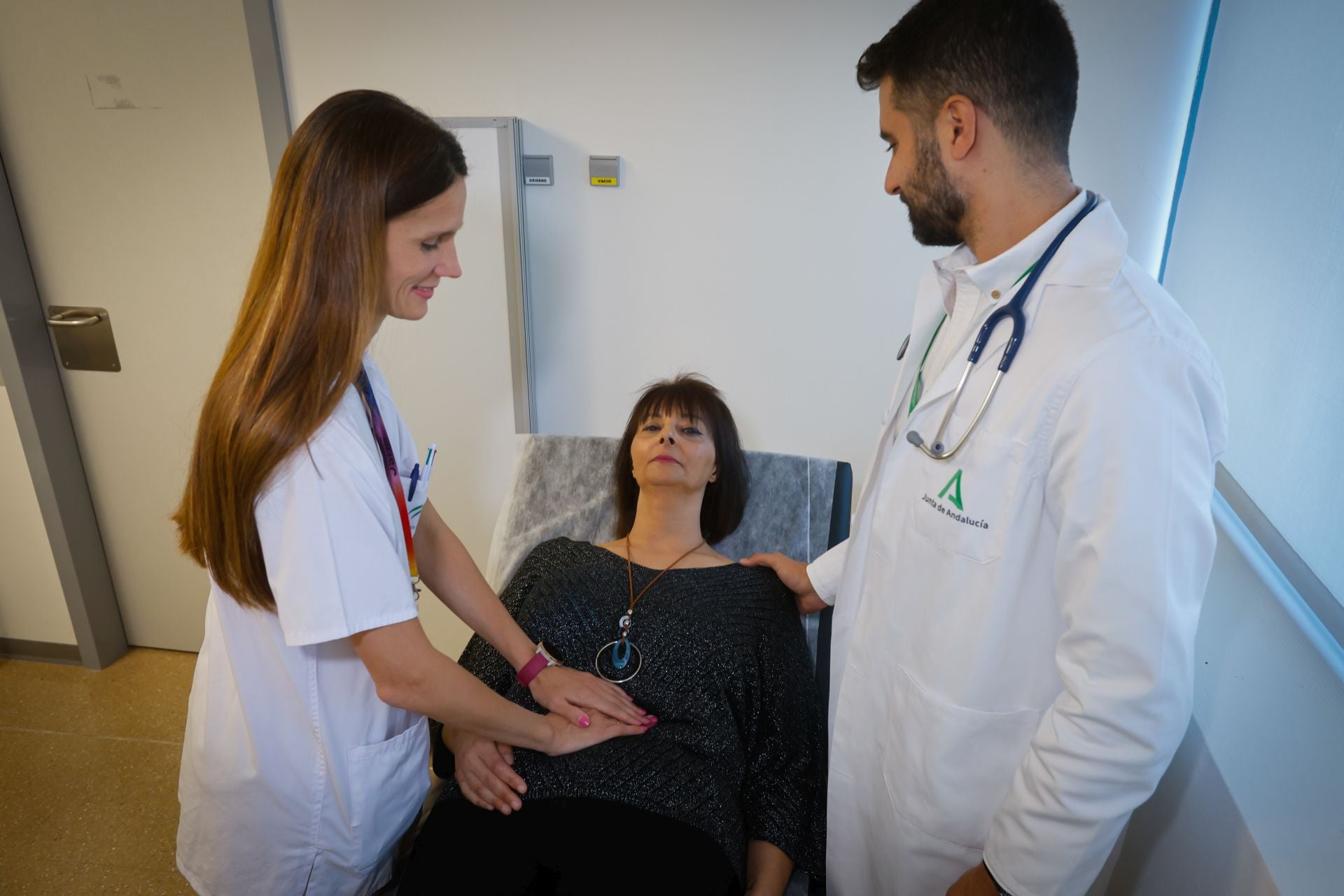 Los doctores Legerén y Rodríguez reciben en consulta a María José Ríos Valero, paciente de cáncer de mama metastásico.