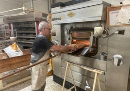 Miguel CAballero haciendo pan en su obrador de Alfacar.