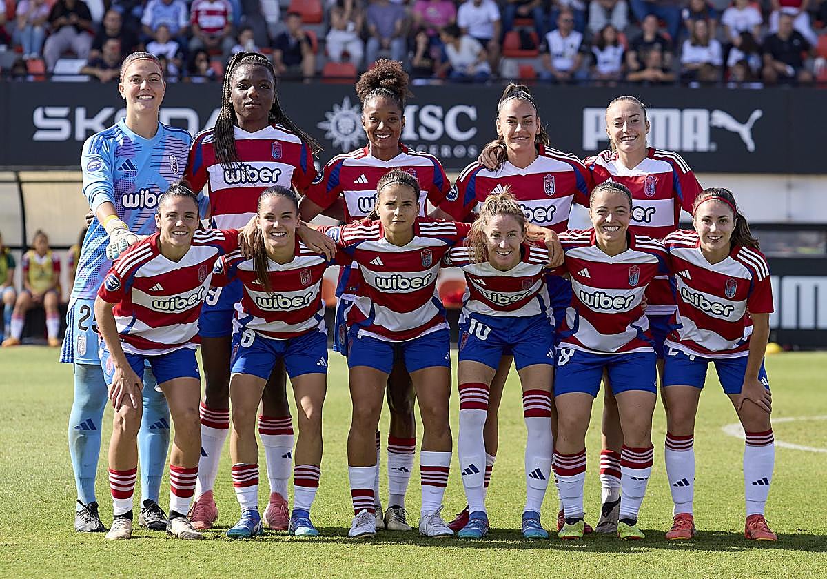 El once inicial del Granada femenino antes de jugar ante el Valencia este curso.