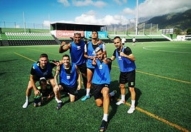 Loïc Williams, teñido de rubio arriba a la izquierda, posa con sus compañeros en el Atlético Paso.