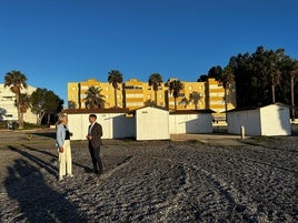 El equipo de Gobierno en Playa Poniente.