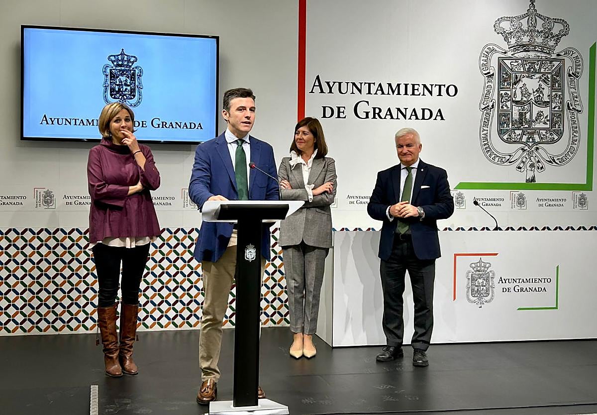 El portavoz municipal, Jorge Saavedra, junto a concejales del equipo de gobierno, este viernes.