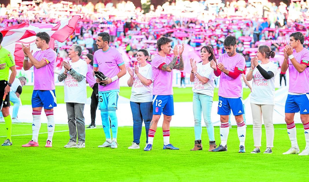 Imagen principal - Camisetas rosas contra el cáncer de mama, la familia Olvera y el futuro rojiblanco.